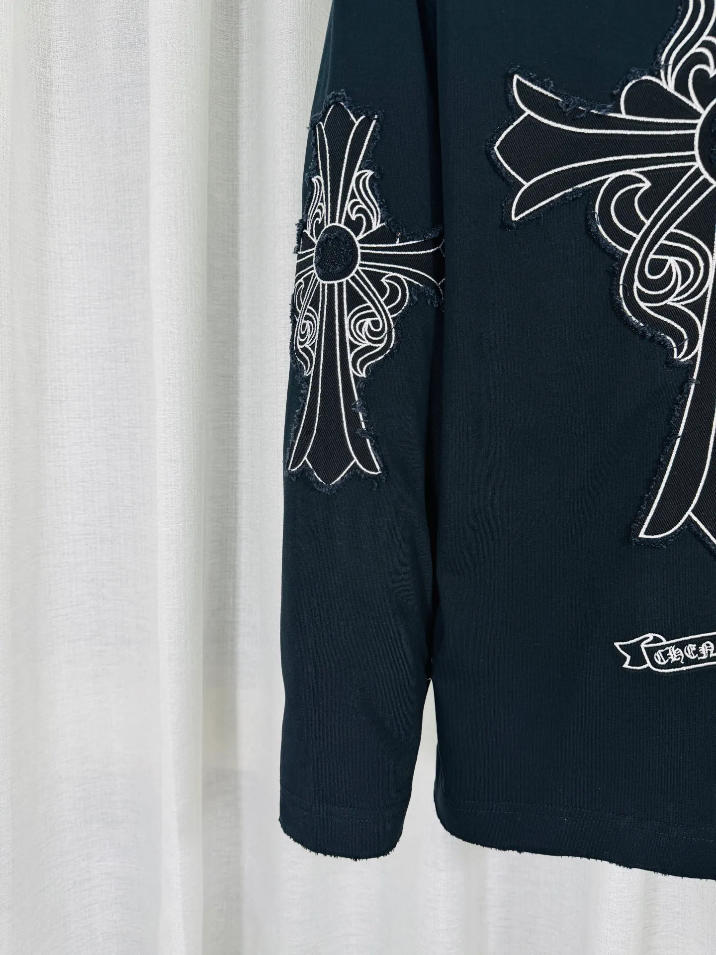 P250 ch high version Chrome Hearts 2025 new autumn and winter cross patch washed spray horse slip long-sleeved T-shirt, fabric: 26 double yarns, 320 grams weight, patch embroidery, heavy wash Printing process: patch embroidery, intercolor spray horse slip process Color: black Size: S M L XL Style number: 5186
